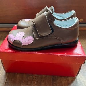 NEW Girls Bugaboo Shoe Co Samantha fall Brown Leather Shoes w/Pink Flower Size11